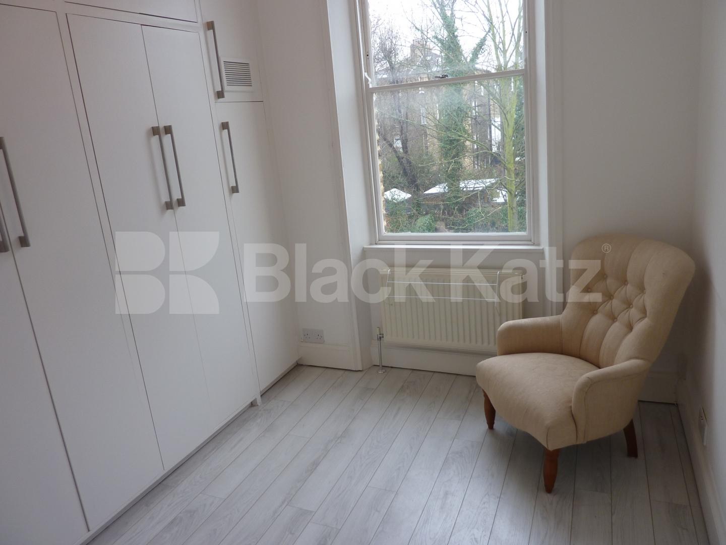 			CAMDEN SQUARE!!, 2 Bedroom, 1 bath, 1 reception Flat			 South Villas, CAMDEN SQUARE